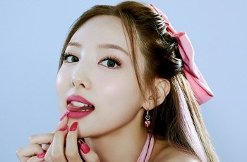 Trong TWICE, Nayeon bị bắt gặp đang tình dục với đại gia